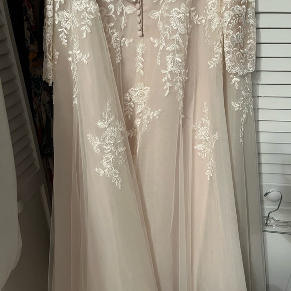 Wedding dress (someone please buy I’m begging) - Picture 3 of 16